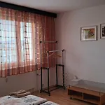 Team Flat & Urban Family Comfort - Homebase With A Castle View