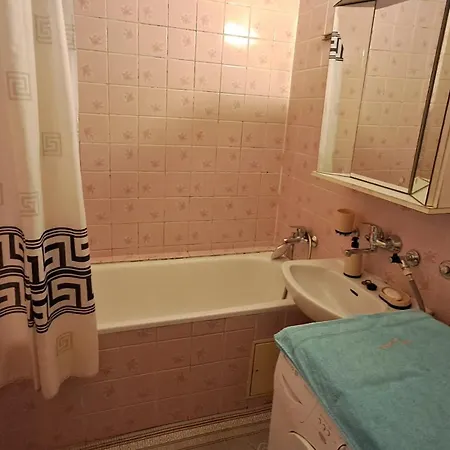 Team Flat & Urban Family Comfort - Homebase With A Castle View *