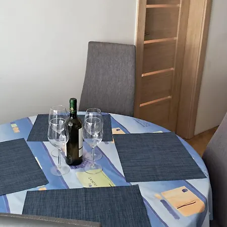 Team Flat & Urban Family Comfort - Homebase With A Castle View
