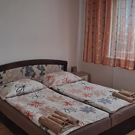 Team Flat & Urban Family Comfort - Homebase With A Castle View *