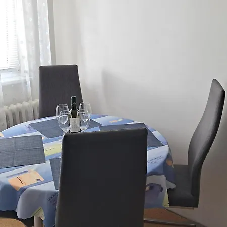 Апартаменти Team Flat & Urban Family Comfort - Homebase With A Castle View *