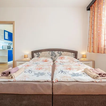 Апартаменти Team Flat & Urban Family Comfort - Homebase With A Castle View *