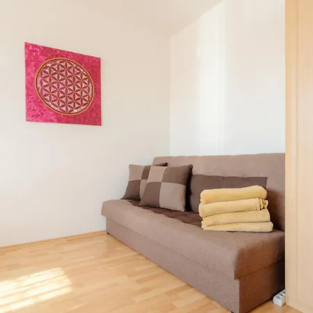 Team Flat & Urban Family Comfort - Homebase With A Castle View Apartment