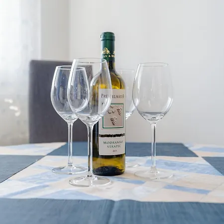 Апартаменти Team Flat & Urban Family Comfort - Homebase With A Castle View *