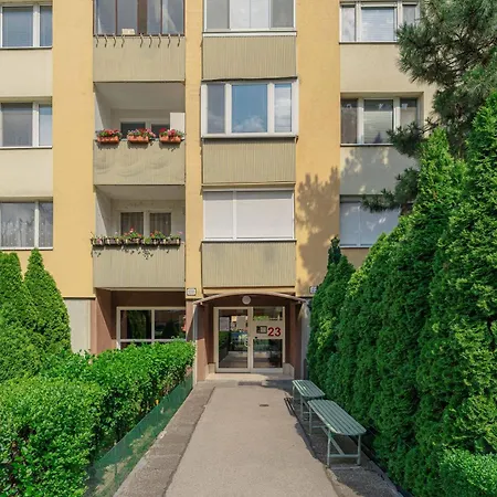 Team Flat & Urban Family Comfort - Homebase With A Castle View Apartment
