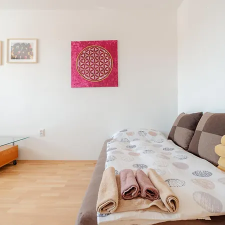 Team Flat & Urban Family Comfort - Homebase With A Castle View Apartment