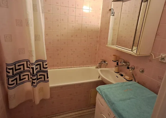 Team Flat & Urban Family Comfort - Homebase With A Castle View *