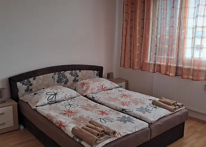 Team Flat & Urban Family Comfort - Homebase With A Castle View *