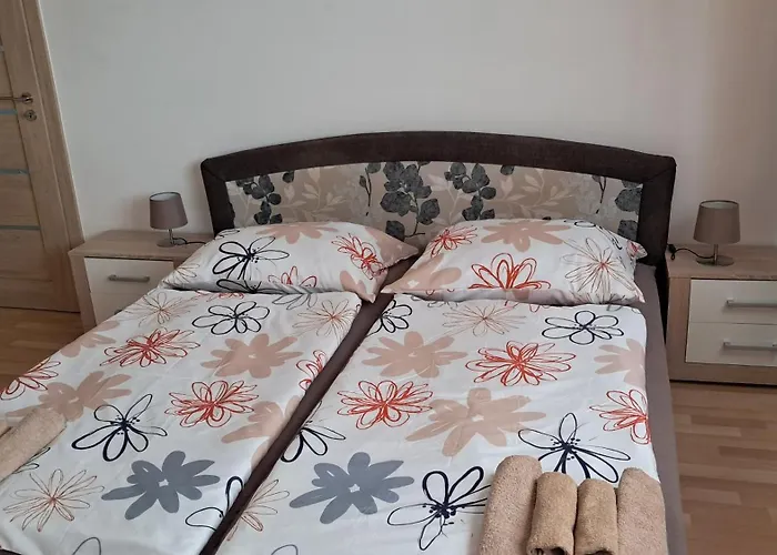 Team Flat & Urban Family Comfort - Homebase With A Castle View Apartmán *