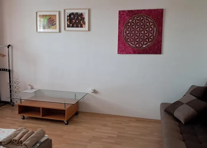 Team Flat & Urban Family Comfort - Homebase With A Castle View *