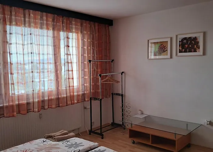 Team Flat & Urban Family Comfort - Homebase With A Castle View