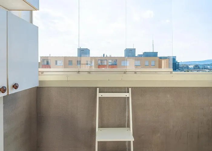 Team Flat & Urban Family Comfort - Homebase With A Castle View Apartmán Bratislava