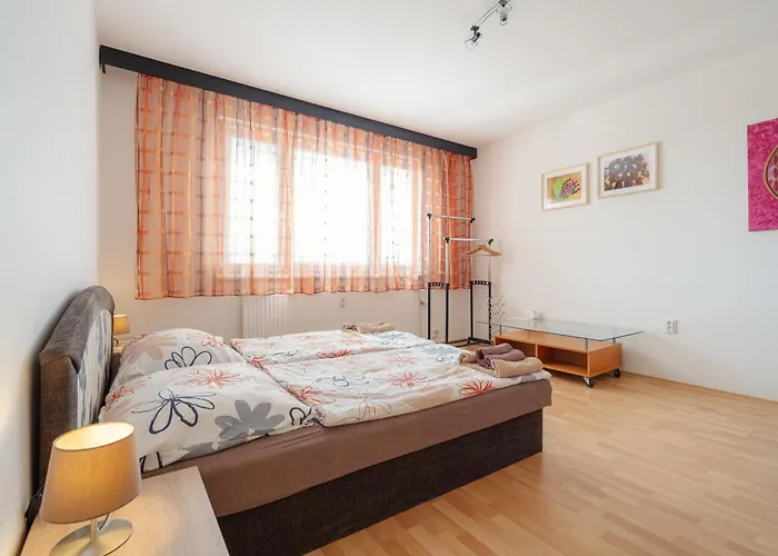 Team Flat & Urban Family Comfort - Homebase With A Castle View *