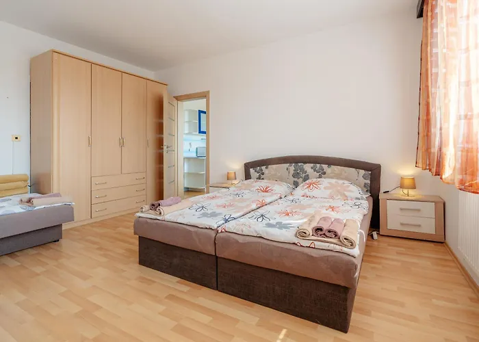 Team Flat & Urban Family Comfort - Homebase With A Castle View * Bratislava