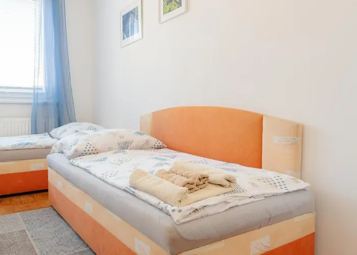 Team Flat & Urban Family Comfort - Homebase With A Castle View Apartmán *