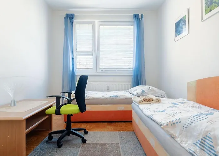 Team Flat & Urban Family Comfort - Homebase With A Castle View Apartmán