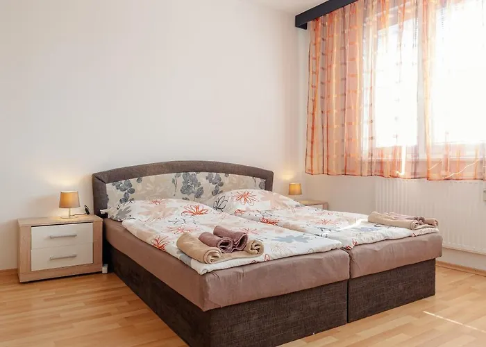 Team Flat & Urban Family Comfort - Homebase With A Castle View *