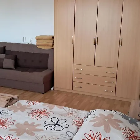 Team Flat & Urban Family Comfort - Homebase With A Castle View * Pressburg