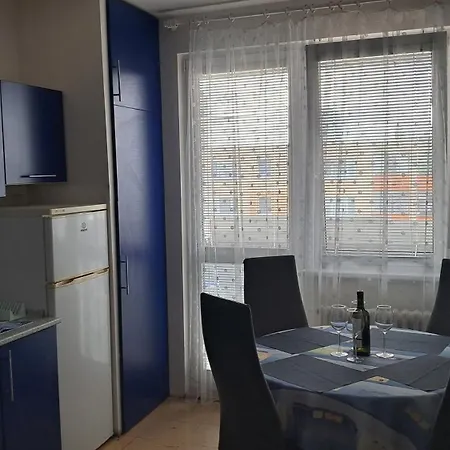 Team Flat & Urban Family Comfort - Homebase With A Castle View Apartment