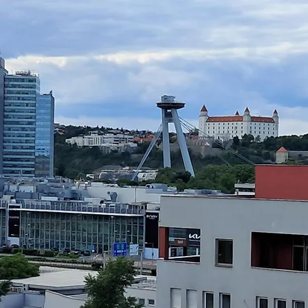 Team Flat & Urban Family Comfort - Homebase With A Castle View Apartment