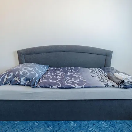 Apartment Team Flat & Urban Family Comfort - Homebase With A Castle View *