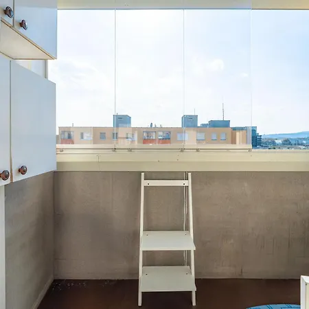 Team Flat & Urban Family Comfort - Homebase With A Castle View Apartment Pressburg