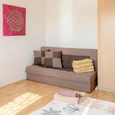 Team Flat & Urban Family Comfort - Homebase With A Castle View Apartment *