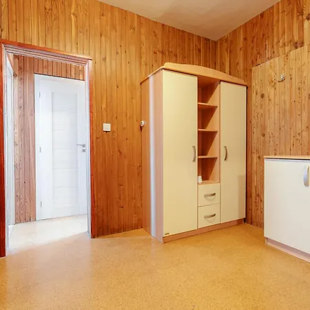 Team Flat & Urban Family Comfort - Homebase With A Castle View Apartment