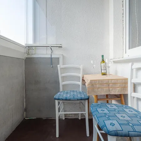 Team Flat & Urban Family Comfort - Homebase With A Castle View Apartment