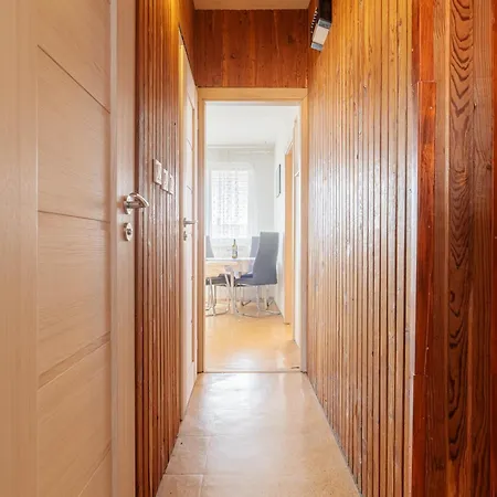 Team Flat & Urban Family Comfort - Homebase With A Castle View Apartment