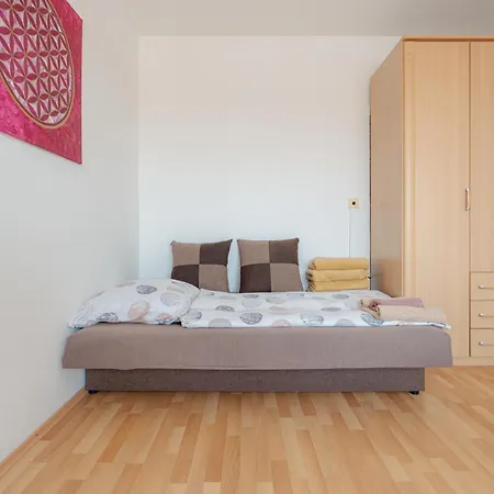 Team Flat & Urban Family Comfort - Homebase With A Castle View Pressburg