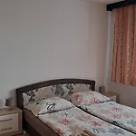 Team Flat & Urban Family Comfort - Homebase With A Castle View Apartment