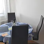 Apartment Team Flat & Urban Family Comfort - Homebase With A Castle View *