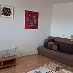 Team Flat & Urban Family Comfort - Homebase With A Castle View Apartment