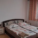 Team Flat & Urban Family Comfort - Homebase With A Castle View Apartment Bratislava