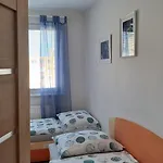Team Flat & Urban Family Comfort - Homebase With A Castle View Apartment *