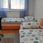 Team Flat & Urban Family Comfort - Homebase With A Castle View Apartment
