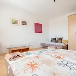 Apartment Team Flat & Urban Family Comfort - Homebase With A Castle View