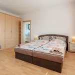 Team Flat & Urban Family Comfort - Homebase With A Castle View * Bratislava
