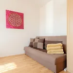 Team Flat & Urban Family Comfort - Homebase With A Castle View Apartment