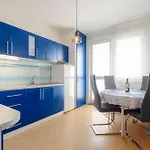 Team Flat & Urban Family Comfort - Homebase With A Castle View Apartment *