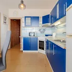 Team Flat & Urban Family Comfort - Homebase With A Castle View Apartment