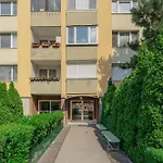 Team Flat & Urban Family Comfort - Homebase With A Castle View Apartment