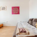 Team Flat & Urban Family Comfort - Homebase With A Castle View Apartment
