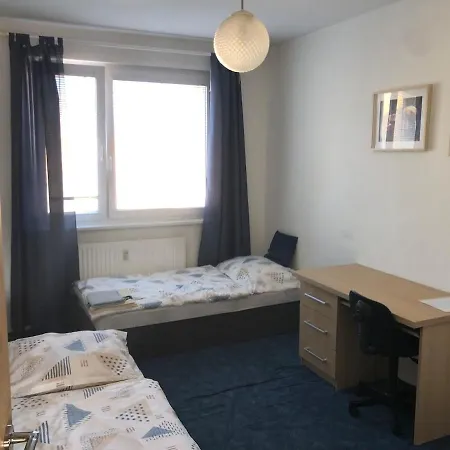 Team Flat & Urban Family Comfort - Homebase With A Castle View *