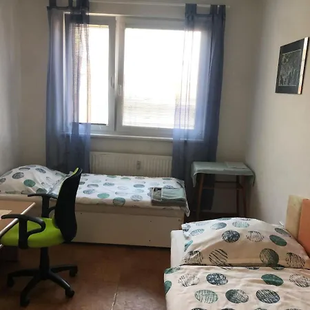 Team Flat & Urban Family Comfort - Homebase With A Castle View Apartment