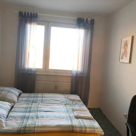 Team Flat & Urban Family Comfort - Homebase With A Castle View Apartment *