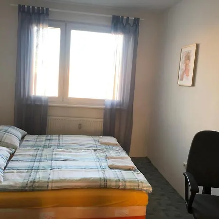 Team Flat & Urban Family Comfort - Homebase With A Castle View Apartment *