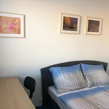 Team Flat & Urban Family Comfort - Homebase With A Castle View Apartment