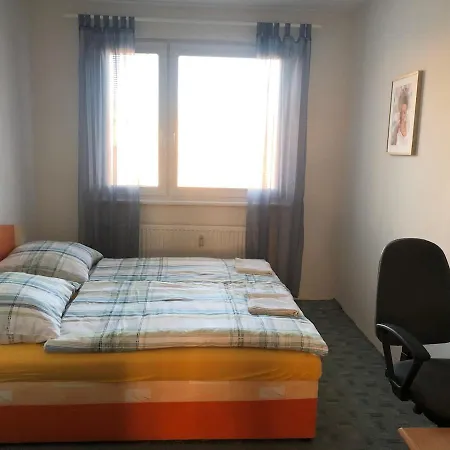 Team Flat & Urban Family Comfort - Homebase With A Castle View